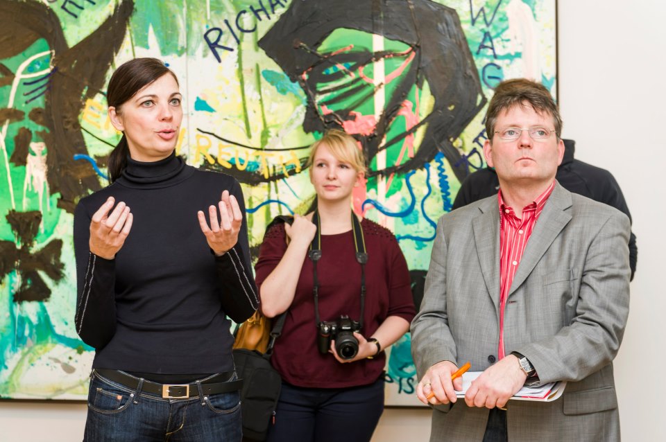 Die Kuratorin Dr. Margit im Schlaa erläutert Pressevertretern die Ausstellung MYTHOS WAGNER, die 2013 in der Villa Klinger in Leipzig präsentiert wurde.