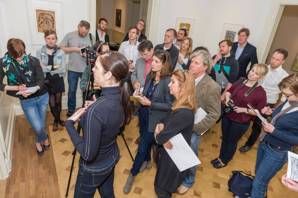 Die Kuratorin der Ausstellung MYTHOS WAGNER, Dr. Margit im Schlaa, erläutert bei einem Presserundgang zahlreichen Journalisten die Ausstellung.