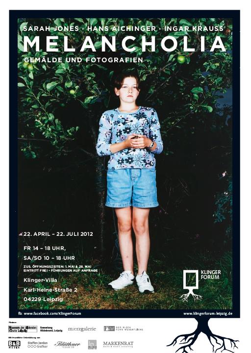 farbiges Plakat der 2012 in der Villa Klinger präsentierten Ausstellung MELANCHOLIA, das ein Foto der Künstlerin Sarah Jones zeigt. Darauf ist ein in sich gekehrtes junges Mädchen unter einem Apfelbaum stehend zu sehen, das eine kurze Jeans und ein buntes T-Shirt in Blautönen trägt und in seinen Händen einen Frosch hält.