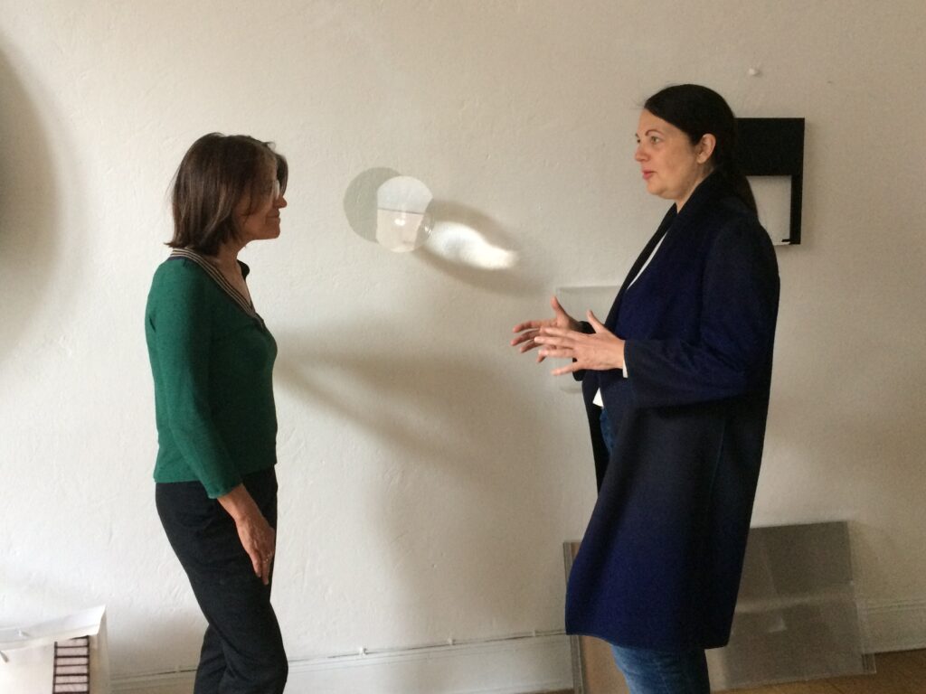Die Künstlercoachin Dr. Margit im Schlaa coacht die Künstlerin Sibylle Wagner in deren Atelier.