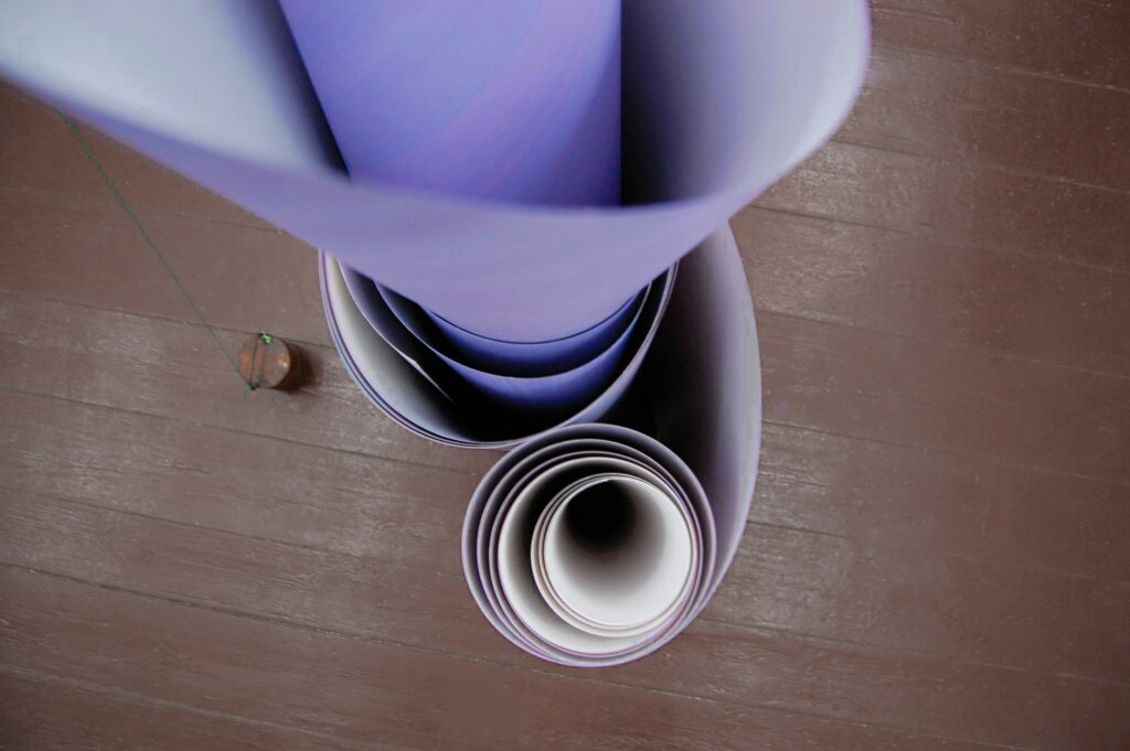 Aufsicht auf eine Papierrolle der Künstlerin Elisabeth Sonneck, die 2016 in der Ausstellung BLAU PAPPE GRÜN HÄNGEN in der Galerie Kurt im Hirsch in Berlin zu sehen war.