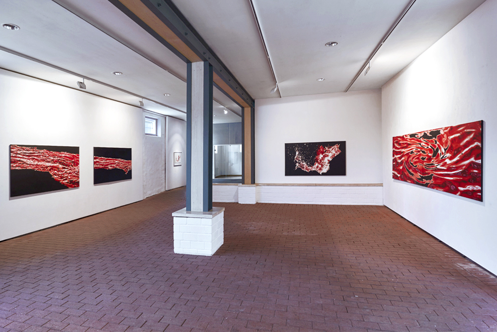 Installationsansicht der Ausstellung REELING TO REAL, die 2016 im Kunstverein Bad Salzdetfurth abstrakte Gemälde der Künstlerin Franziska Rutishauser zu den Themen Klimawandel und Anthropozän präsentierte.