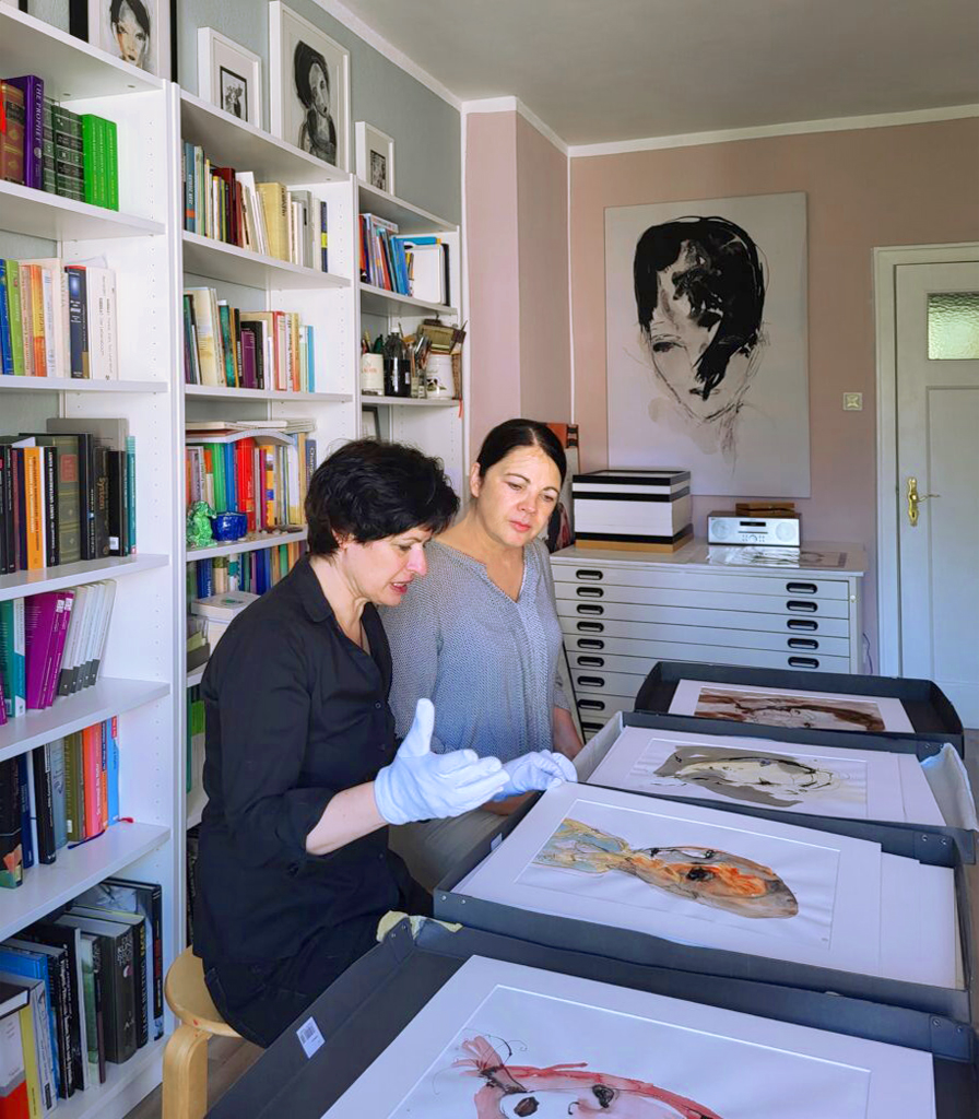 Kuratorin Margit im Schlaa coacht die Künstlerin Manuela Beyer in deren Atelier.