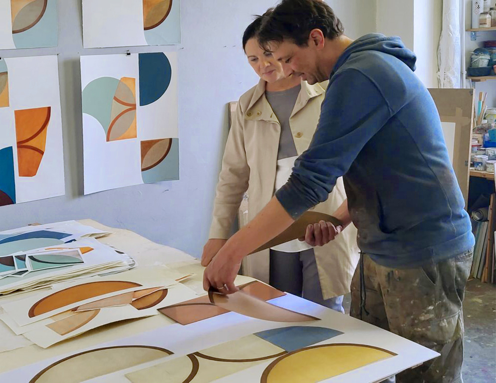 Kuration Margit im Schlaa coacht den Künstler Pedro Boese in dessen Atelier.