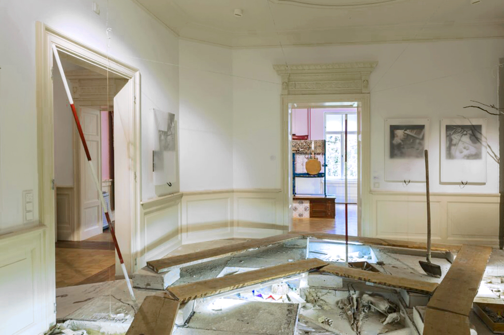 Man sieht einen Raum in der Villa Klinger in Leipzig, in dem der Künstler Henning von Gierke im Rahmen der Ausstellung MYTHOS WAGNER seine Installation zu Richard Wagner präsentiert.