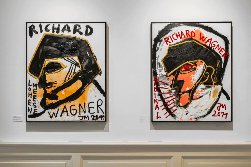 Man sieht zwei Gemälde von Jonathan Messe, die das Konterfei von Richard Wagner auf abstrakte Weise darstellen. Beide Gemälde waren 2013 in der Ausstellung MYTHOS Wagner in der Villa Klinger in Leipzig zu sehen.